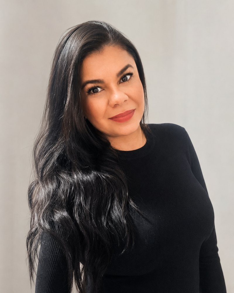 Débora Benchetrit, biomédica habilitada em estética e análises clínicas e pós-graduada em Tricologia Clínica.